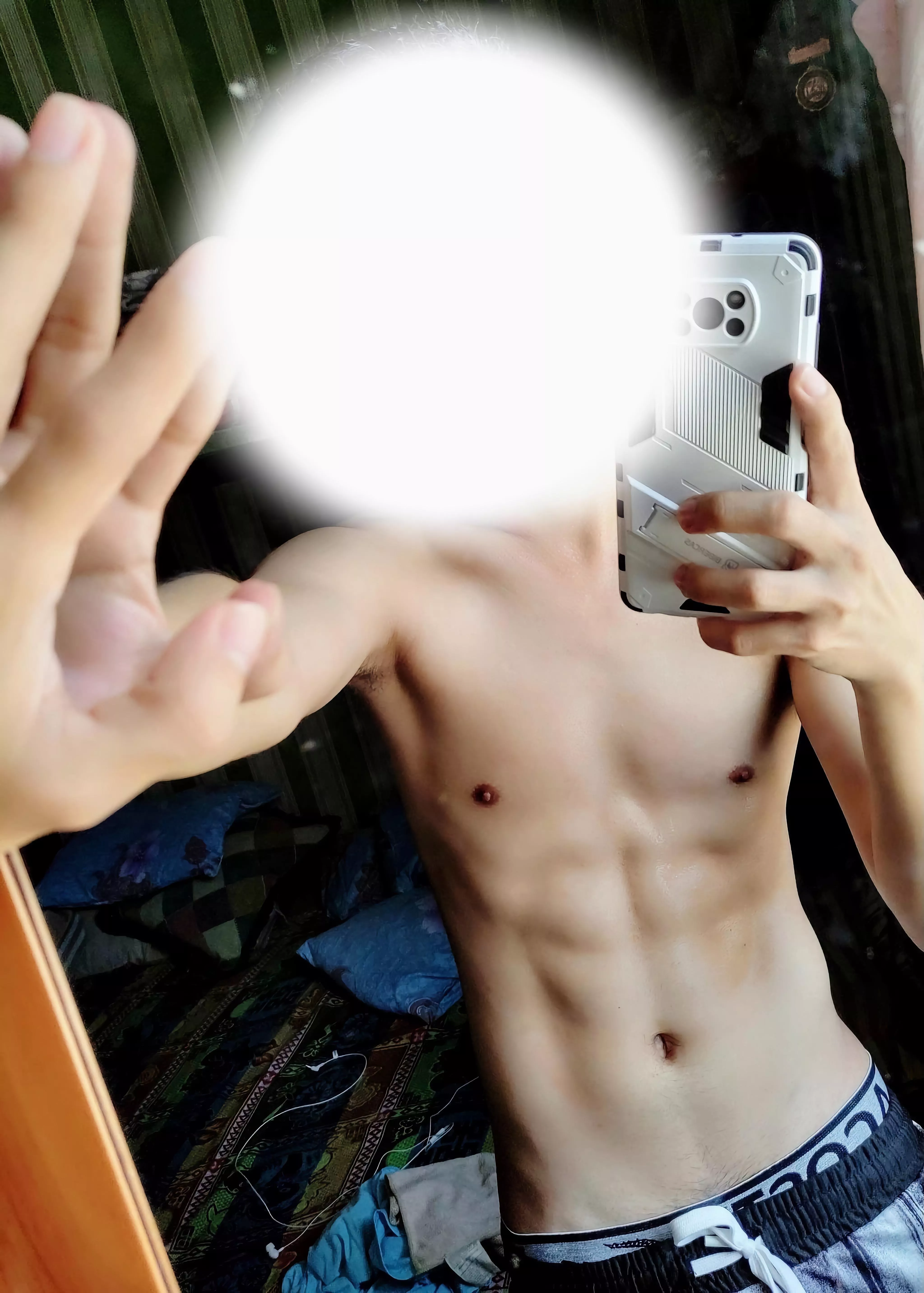 20yo small town gaymer boy with abs 😈