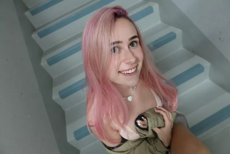 [21F] my shirt showed a bit more than I wanted it to, allow me to casually cover my cleavage with my arm