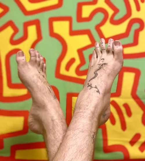 22 y/o hairy tattooed gay boy with sweaty runners feet. DM for custom vids / pics 💕