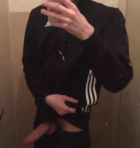 23 dutch with a boyfriend looking for fit and fun. Send me a pm/dm