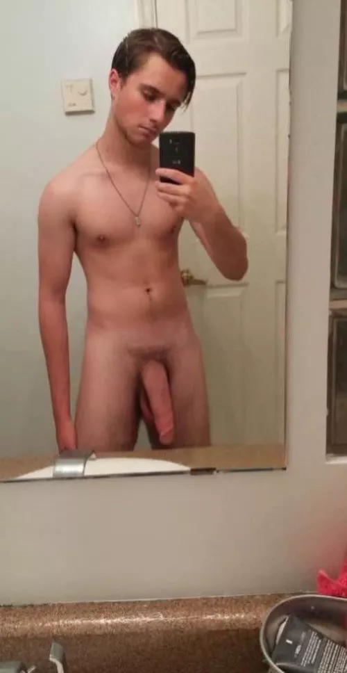 23 year old white hung stud from windsor Ontario here, I’m very athletic and fit as well as bi with a BWC! 8.93 inches hard