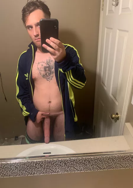 23 year old white hung stud from windsor Ontario here, I’m very athletic and fit as well as have a BWC!