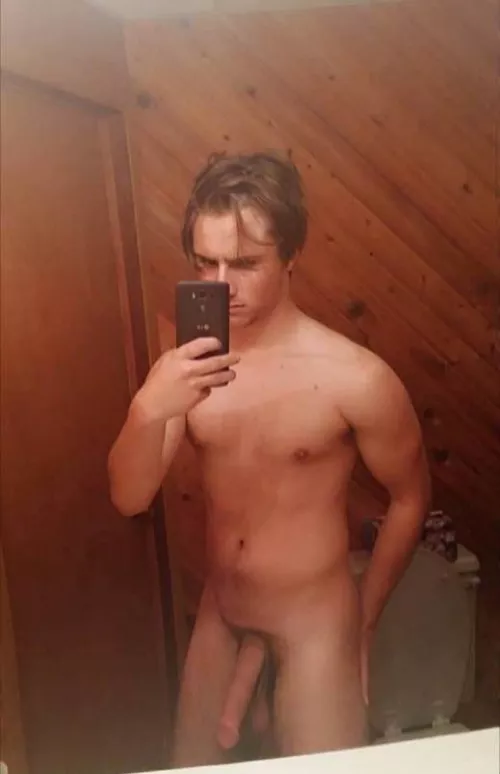 23 year old white hung stud from windsor Ontario here, I’m very athletic and fit as well as bi with a BWC!