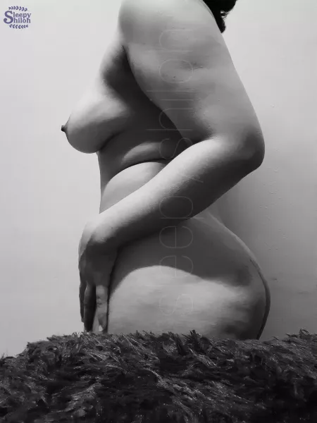 [24F] Hug me from behind and kiss me 🥰