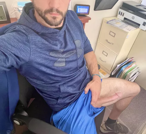 (35) this is why I shouldn’t wear gym shorts to the office