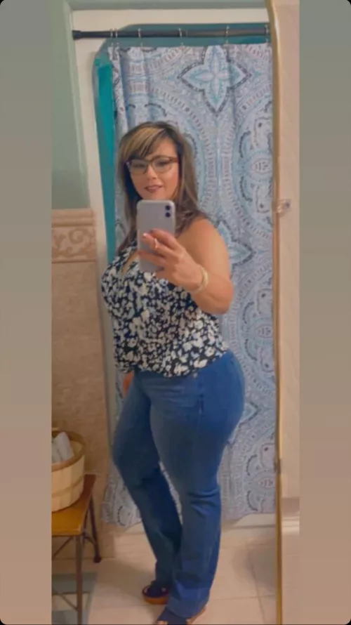 44 yo Latina milf school teacher 😉
