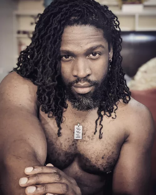 6 years of locs, no snips, no cuts, 2 broken locs (by my own hand). I love my hair ♥️