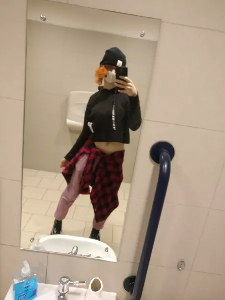 A pic jordyn took at a lidl toilet , she is such a needy girl but she is wearing a beautiful outfit >///<
