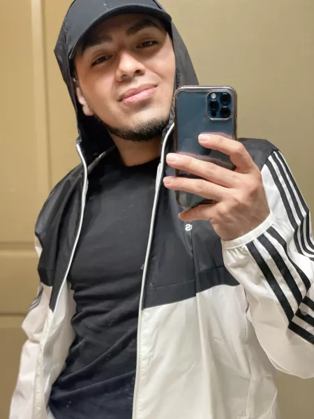 A pose before my dance class starts 🕺🏻🙃 Hope everyone had a great start to their week