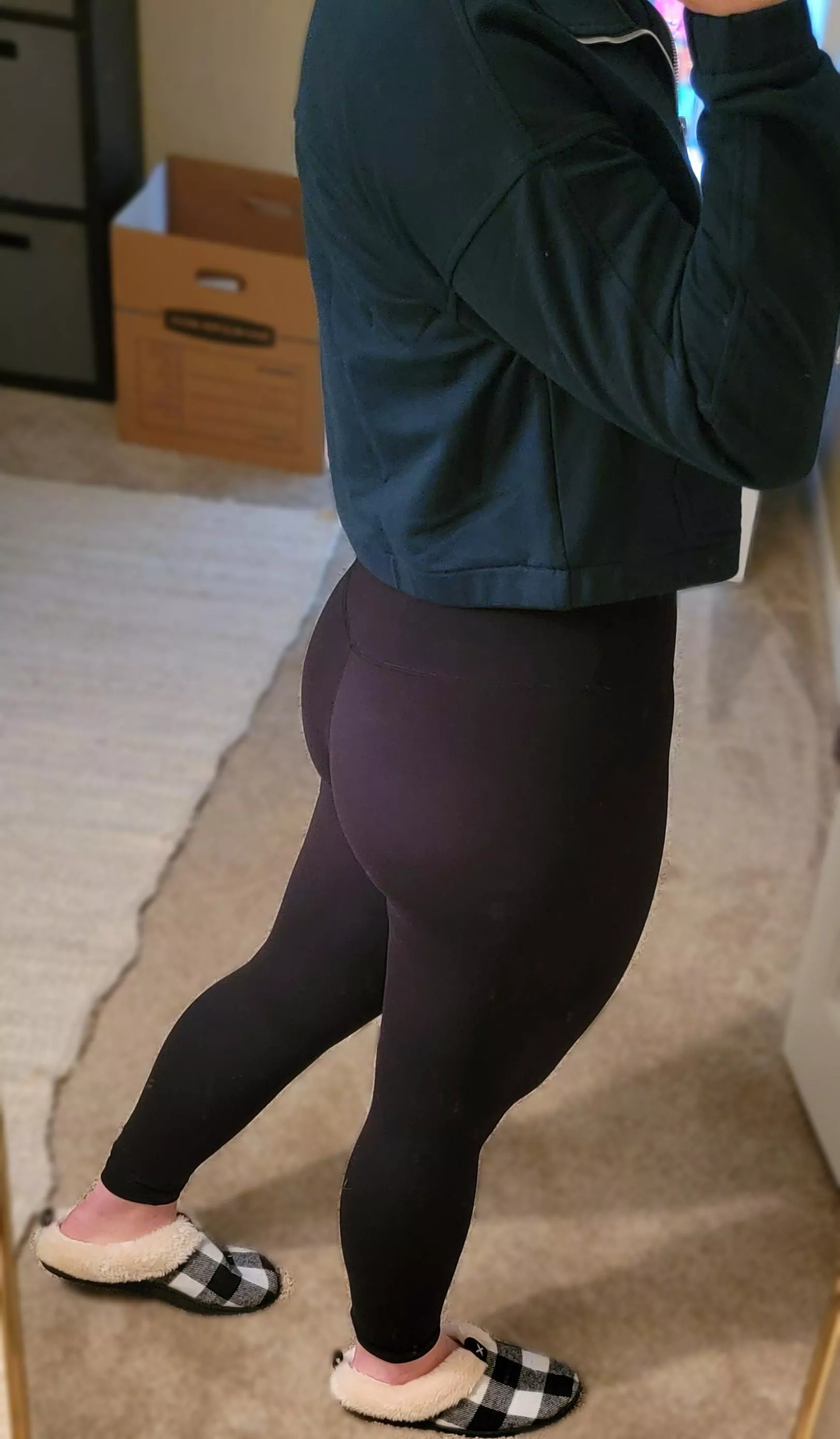 Admiring my plump booty 🍑🥰