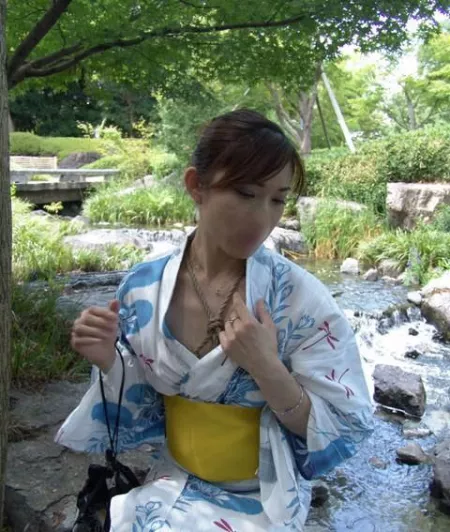 Amateur wearing a diamond under her yukata