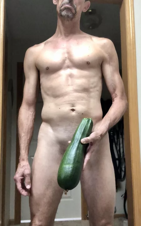 Annnnd we’ve reached the point in summer where my garden is throwing shade at me 😒🍆