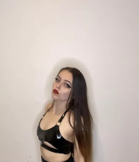 Any latex/leather fans?😈🖤