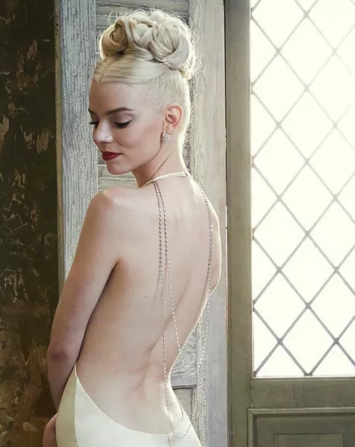 Anya Taylor-Joy has such a sexy back
