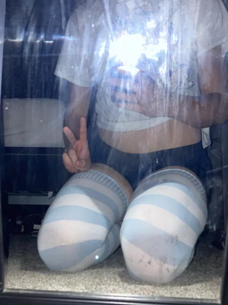 Anyone down to cuddle 🥺 dont mind dirty mirror heh