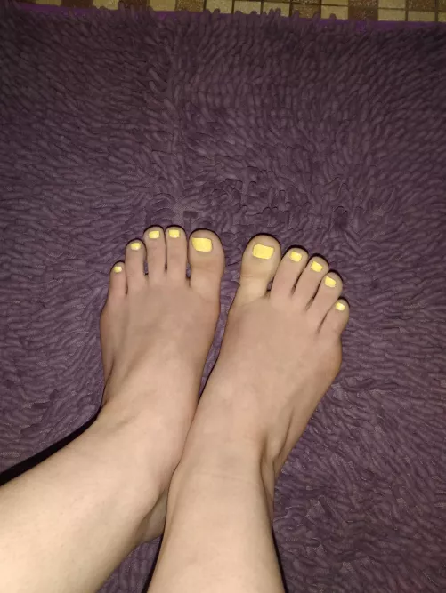 Anyone want some pictures of my cute feet today? 😊