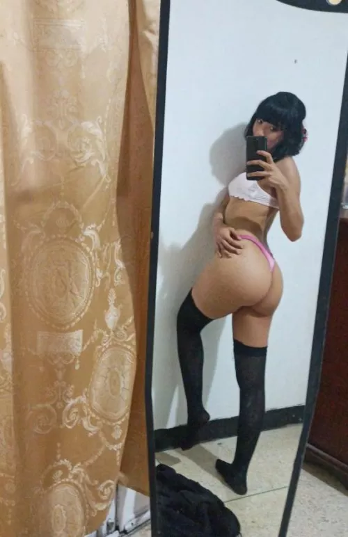 Are you into short hair girls with big Ass? 😏