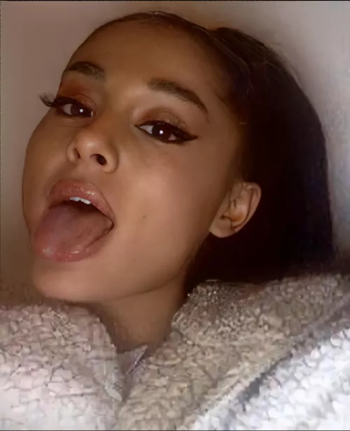 Ariana Grande’s mouth looks so inviting