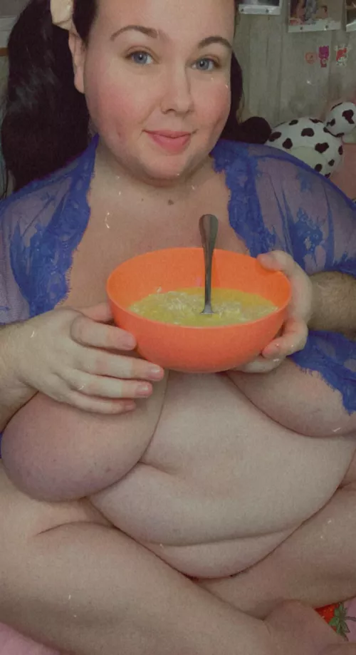 Ate this delicious bowl of cheesy ramen 🍜 NAKED of course. My belly is so full!