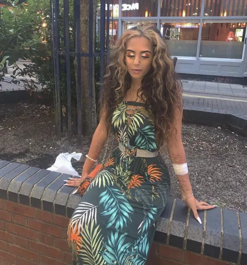 Auctioning myself off to pay drug debts. 18 years old trained in sucking cock although still a virgin. Bidding starts at £100 plus the cab fare to you