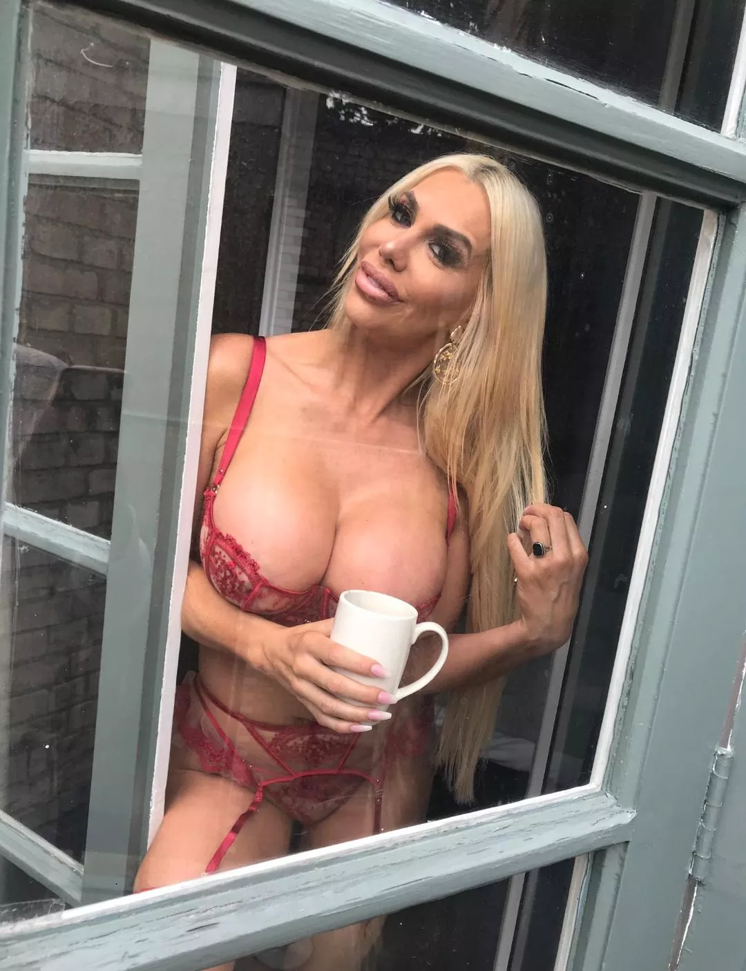 Australian Bimbo Tori Cummings welcomes you home 😇