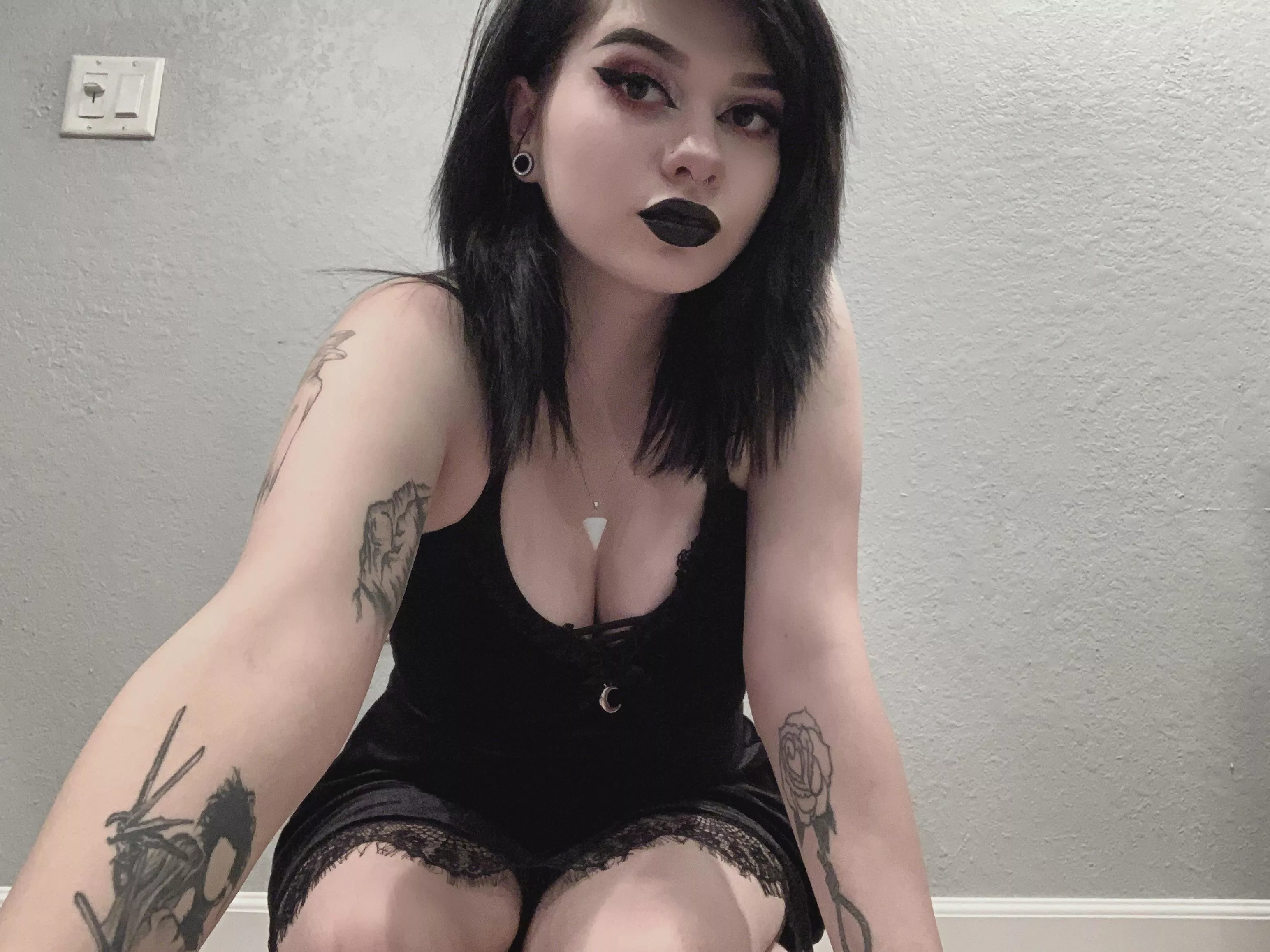 Back at it with the black lipstick 🖤