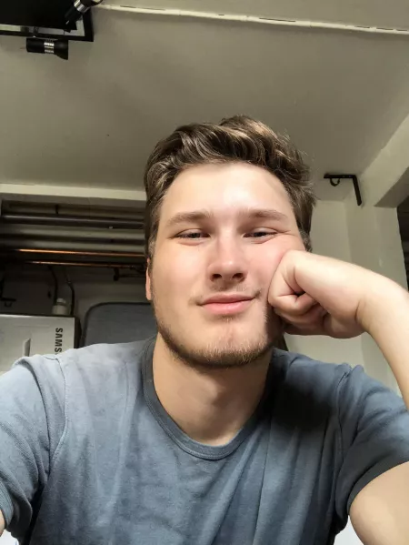 Been home sick and bored from work for almost the whole week and a colleague tested positive for corona (still waiting for my results). Looks I’m not gonna be back for a while. so…. Internet friends petition in dm’s😁