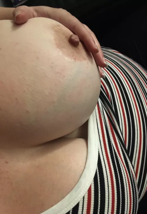 Braless and free as all boobs should be 😏😘