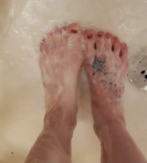 Bubbly shower feet 👣