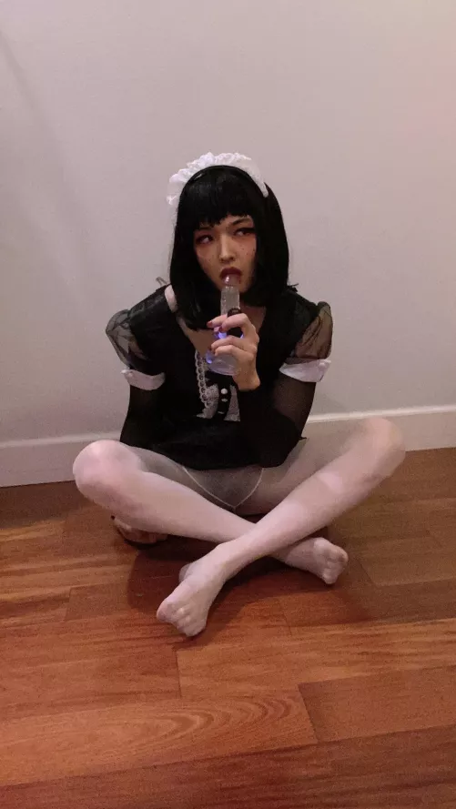 Can I be your little sissy maid this halloween? 😈