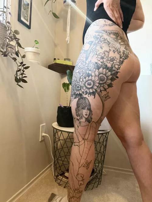 Can I interrupt your day with booty pics?