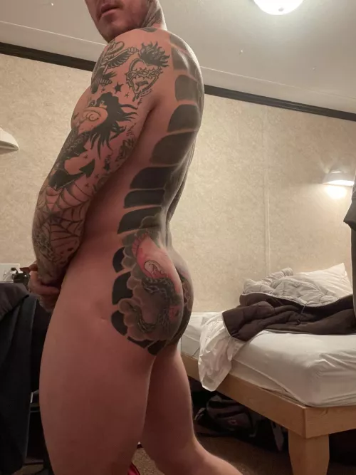 Can we take a (M)inuet to appreciate my mans ass? 😍