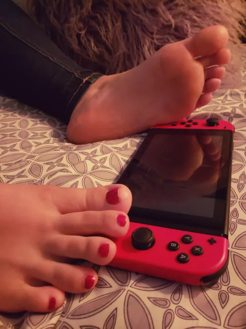 Can you suck all my toes while i catch butterflies in animal crossing? 🕹️🎮😋