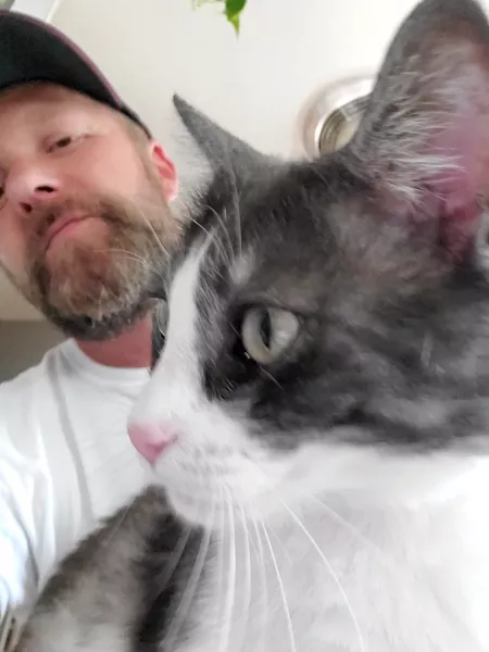 Caught my kitty taking selfies so I photobombed him 🏃‍♂️😋