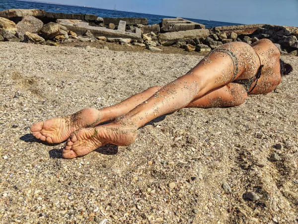 Check my soles in the sand at the beach ^^