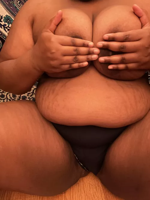 Chocolate nips and a chocolate kitty waiting to be played with😩😏💕