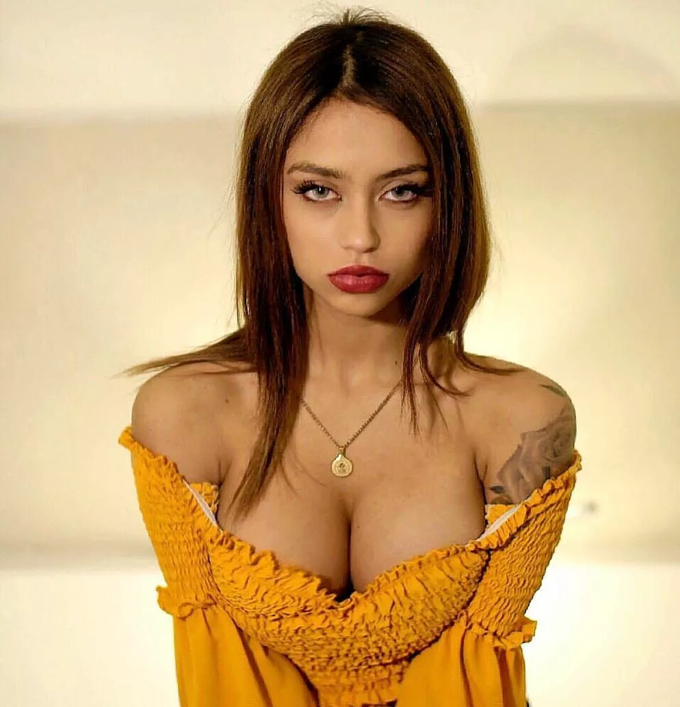 Christina could never understand why every single guy she went out with was a dealer in antique Italian pendants. Christina could never understand why every single guy she went out with was a dealer in antique Italian pendants.