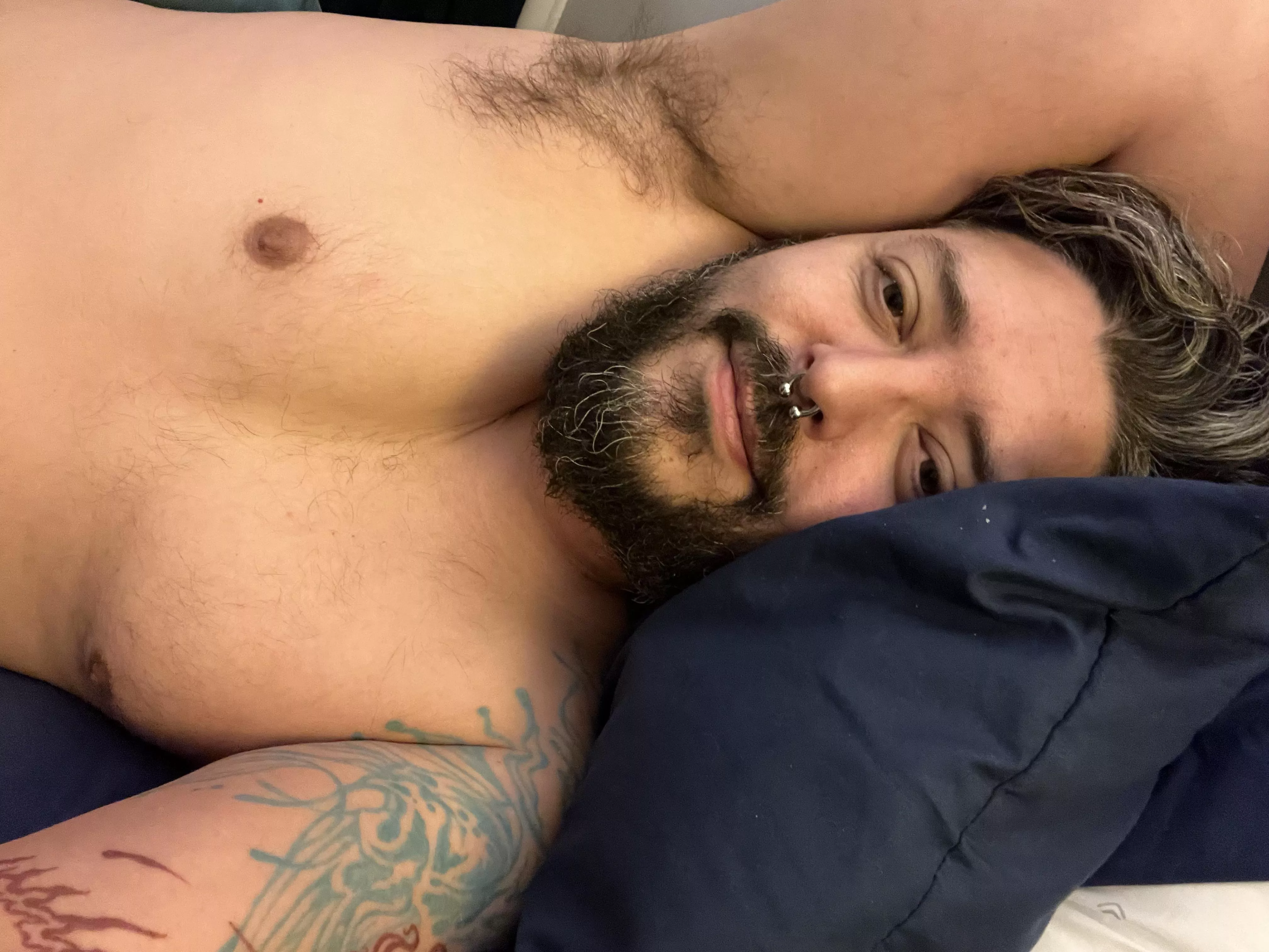 Come cuddle with dad and get a scent of these musky pits 🐽😋