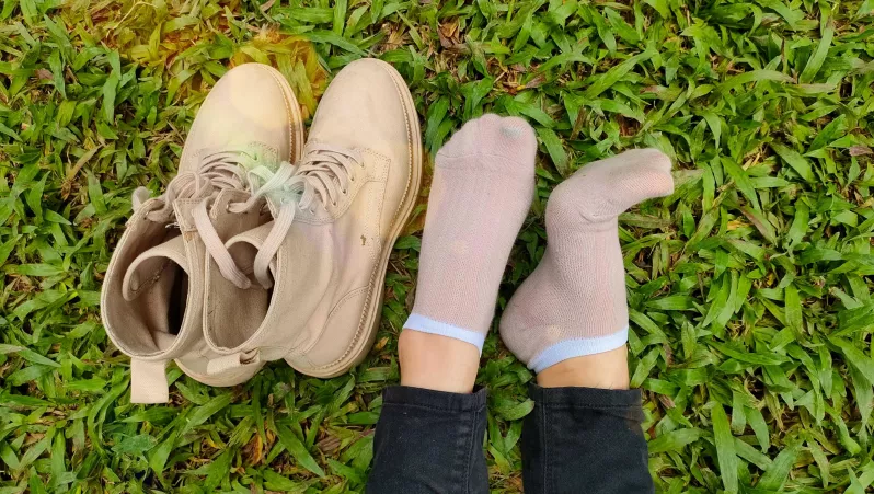 Come play with me in the grass 🥾🧦