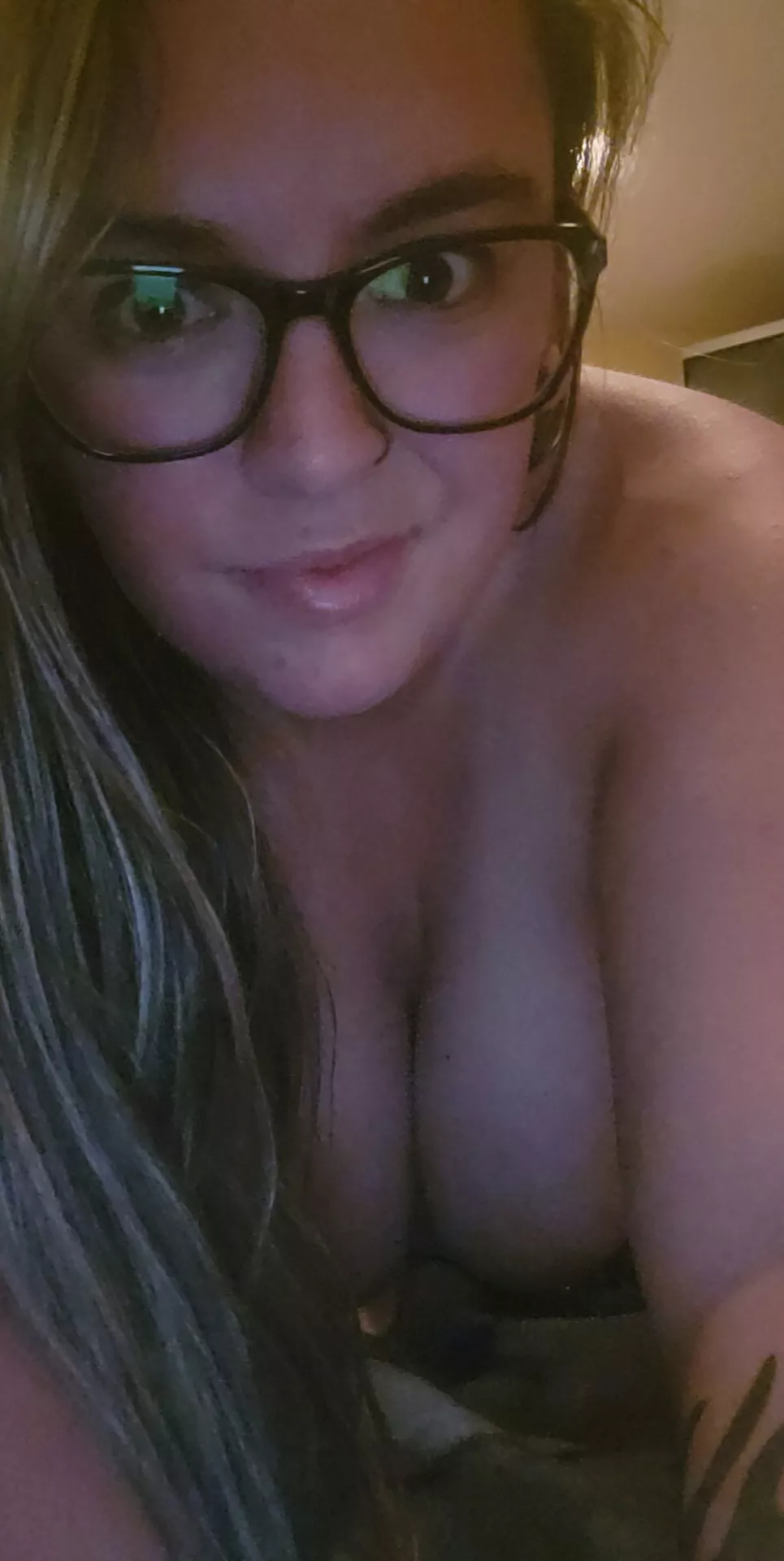 Cum check out this pierced plugged mama 😘 link in comments
