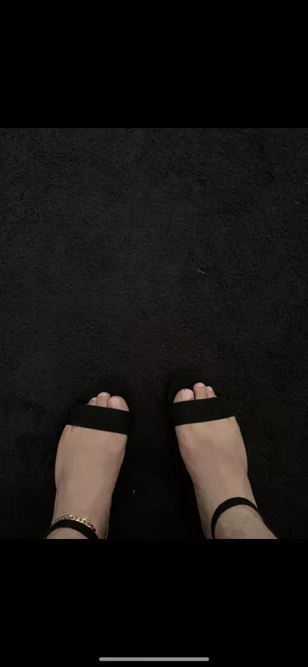 Cum on my feet please!!