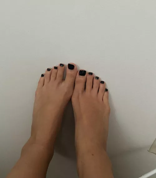 Cum see the body behind these feet😈
