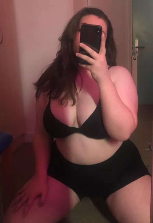 Curvy, university student from England 😜🖤 follow my new FREE onlyfans🔥 link in comments ⬇️