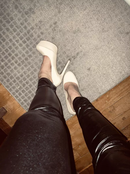Do I have any lovers of shiny pants and high heels 🥵🥵