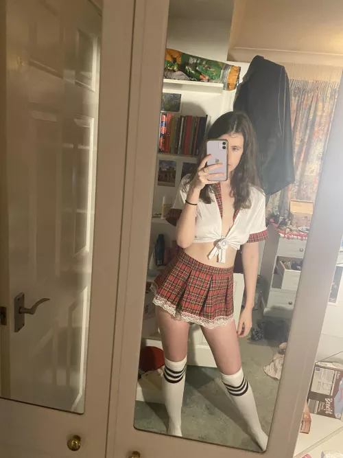 Do I look like a good girl? Or do I need a spanking in your office 😋