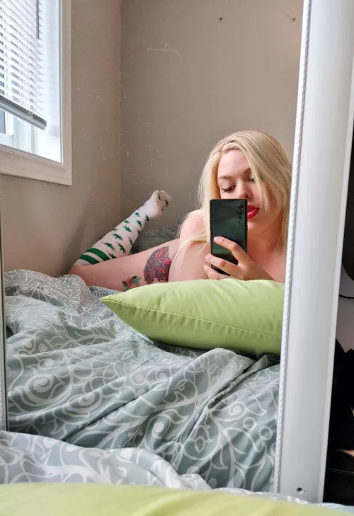 Do I need to mention AGAIN that I offer virtual smoke sessions?! Come smoke with the Cannabis Queen 👑✨