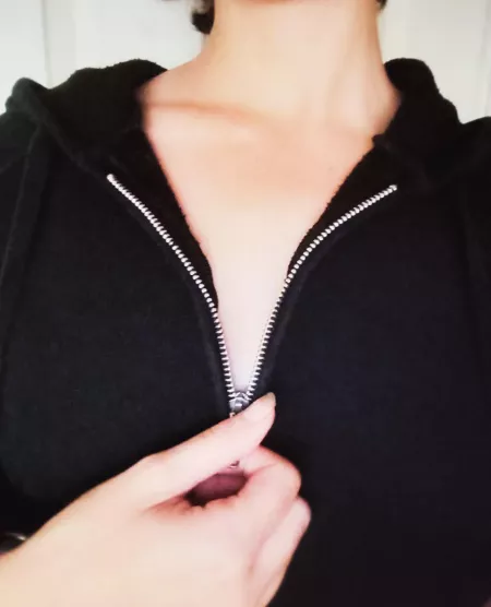 Do you ever what we're [F] wearing under our hoodies? 👀 Also, hi! 😁❣️