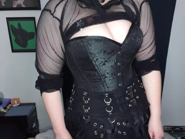 Do you prefer an over bust or under bust corset?
