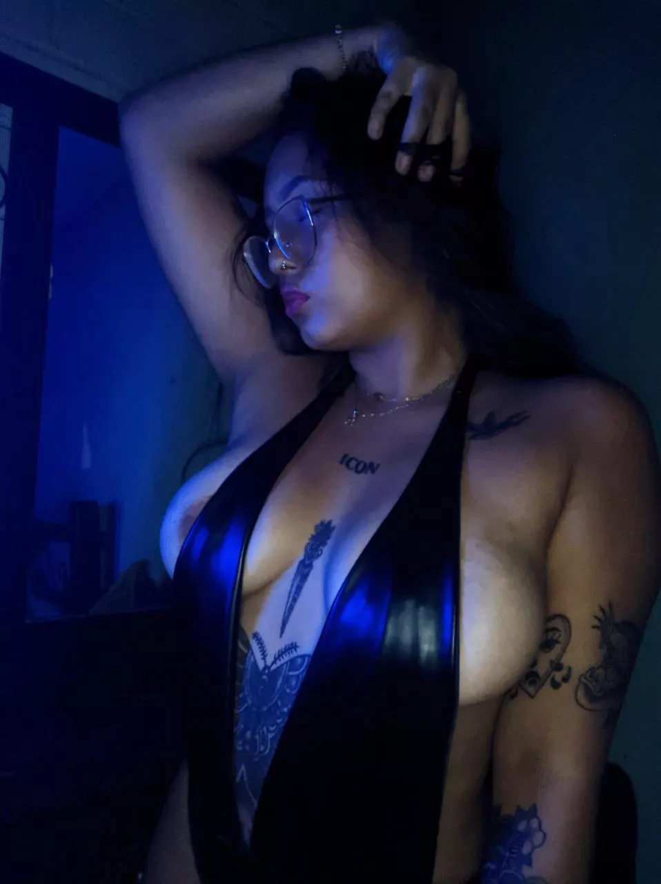 Do you want to have the best fun of the night? write me by [KIK] CAROCCINO. I show my face (and much more 🔥). Check the comments