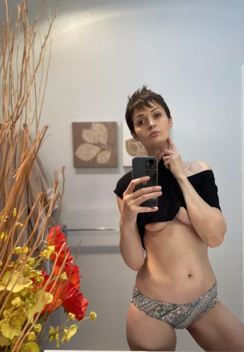 Does this “short hair, small boobs” look work for you? [F38]